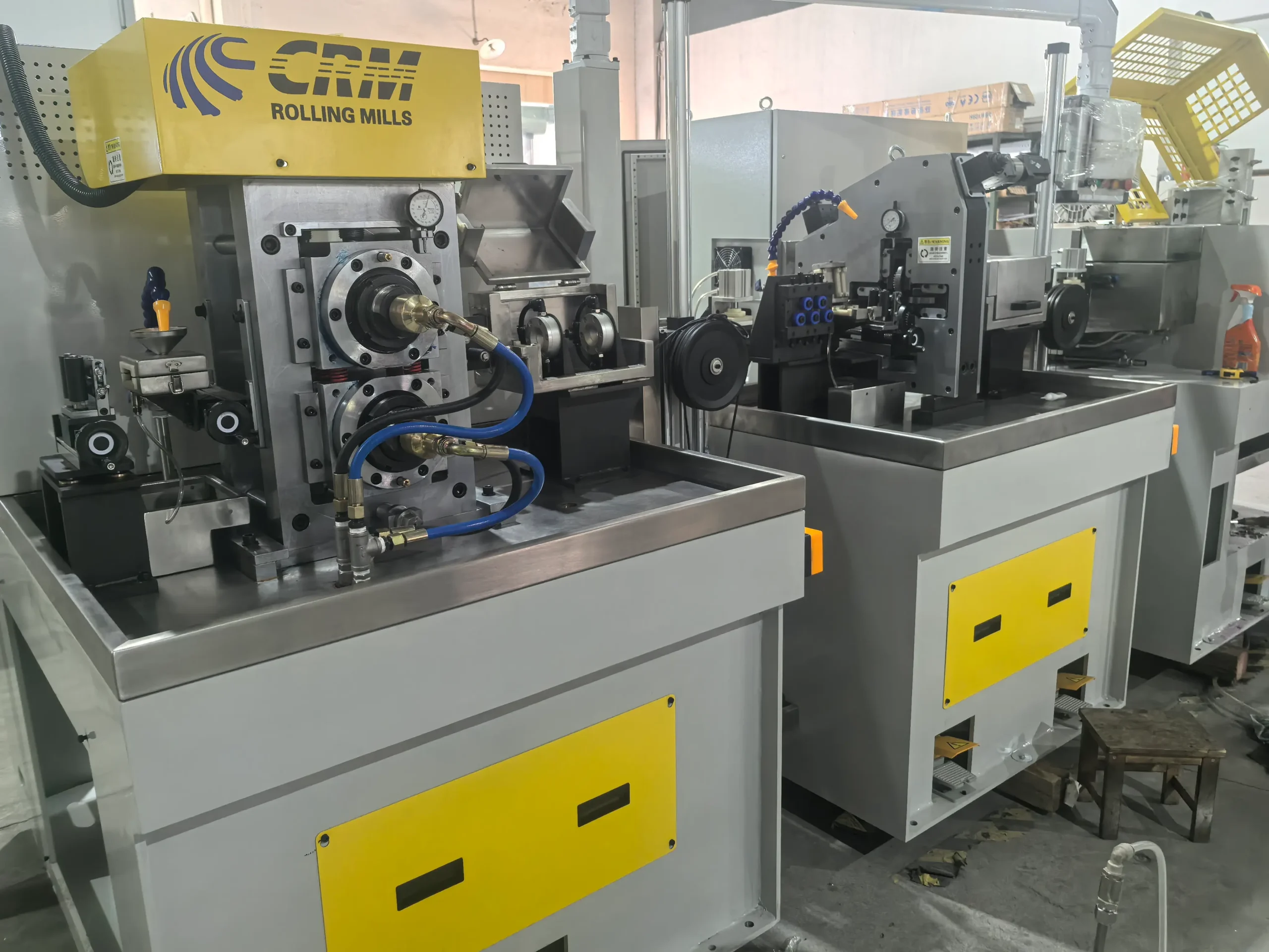 Präzisionswalzanlage zur Herstellung von Flachdraht mit hoher Maßgenauigkeit und stabiler Produktionsleistung.